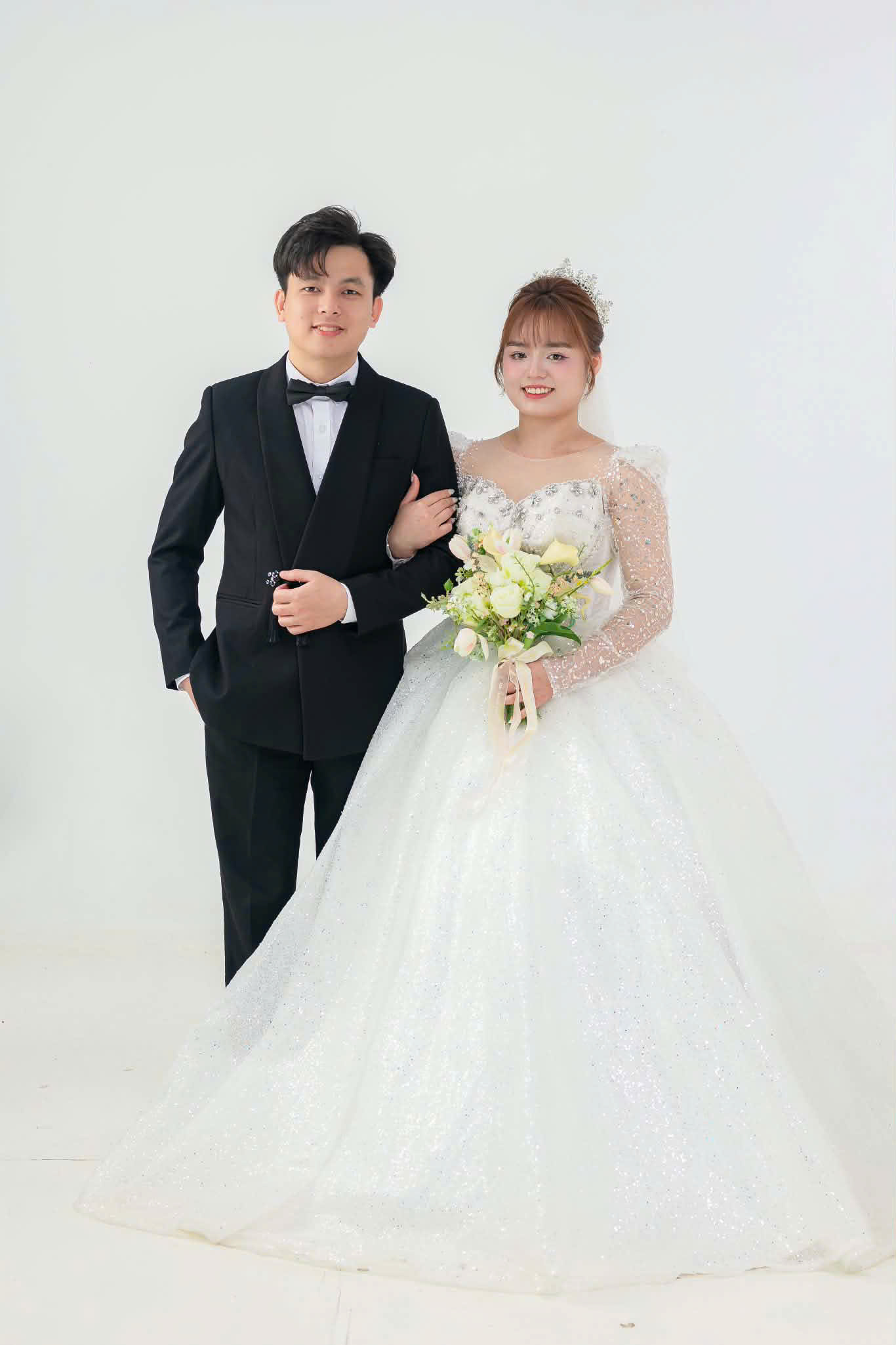 Dưới vòm hoa trắng tinh khôi